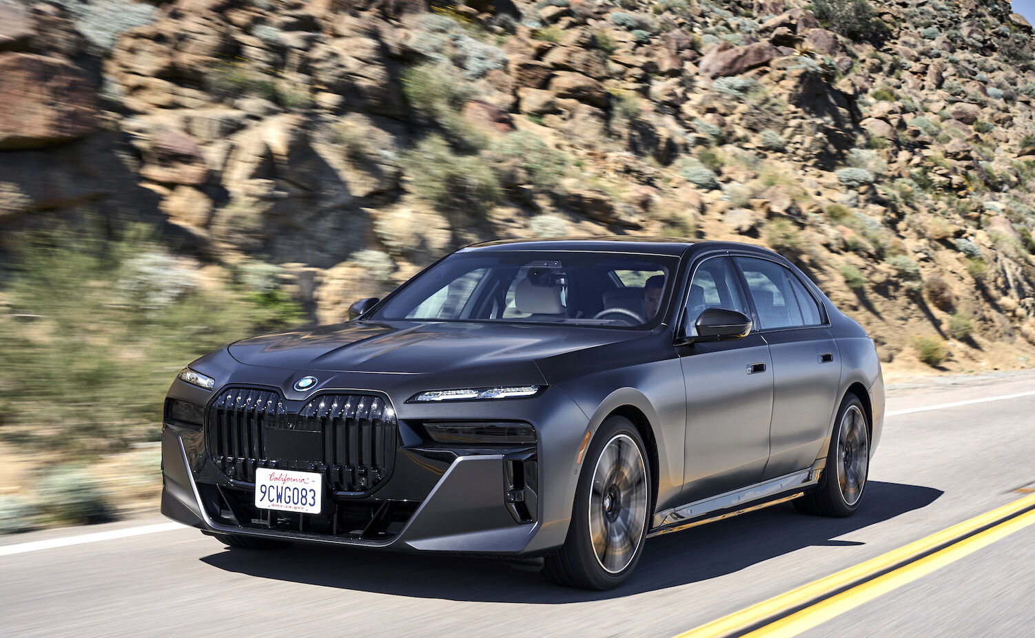 BMW_i7_xDrive60_Frozen_Deep_Grey_004.jpg